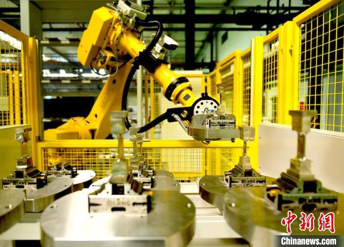 产线机器人放置完工叶片。　刘岗 摄