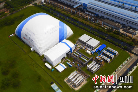 项目像一座蓝白相间的“小山”。东方汽轮机 供图